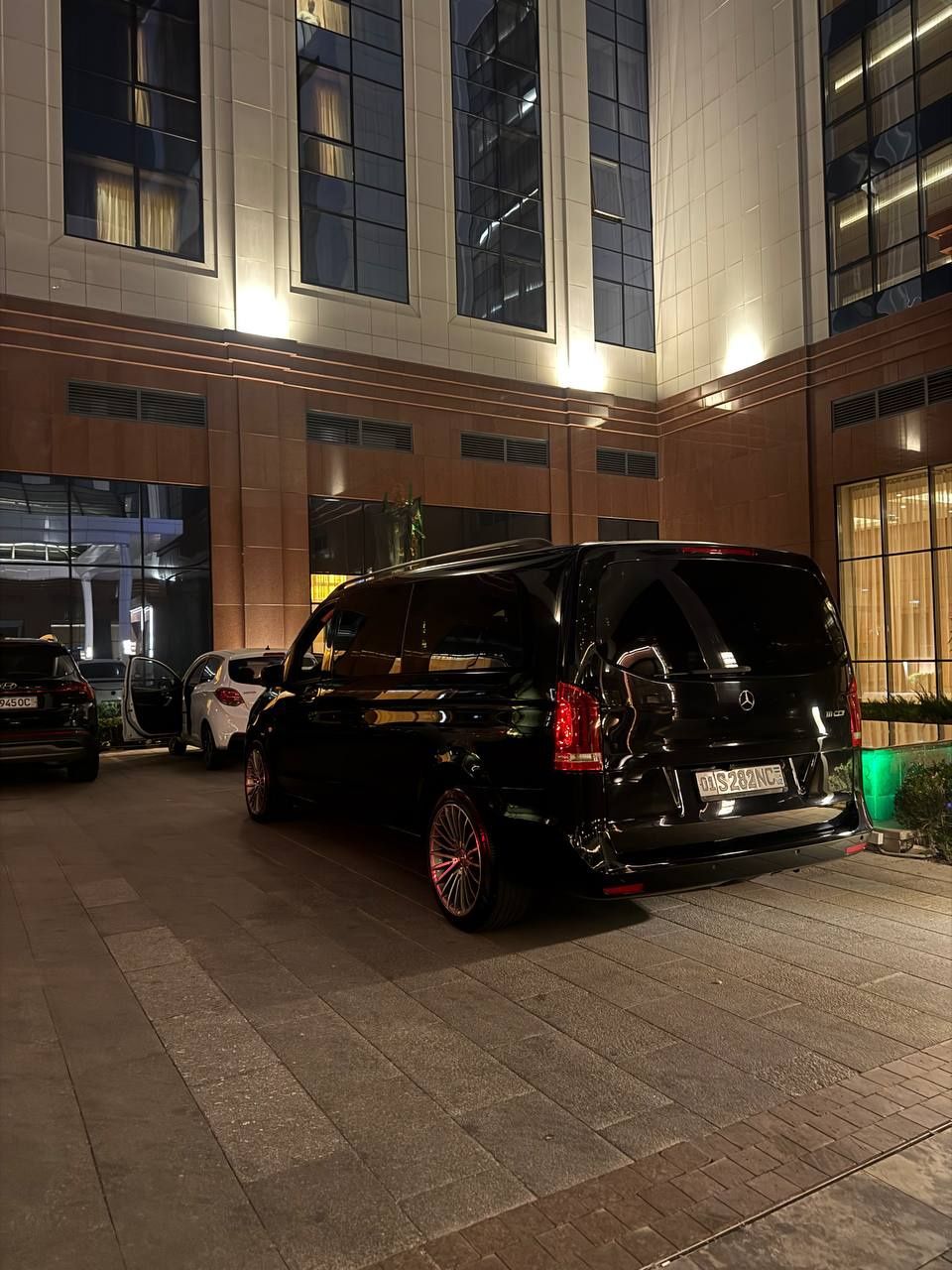 Услуга поездки на mercedes-benz Vito Viano Land Cruiser 200 rolls-royc