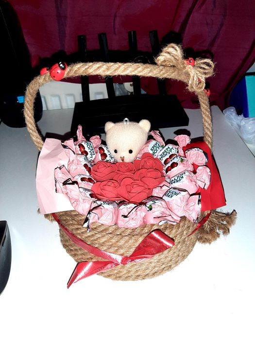 Cos cu flori și dulciuri