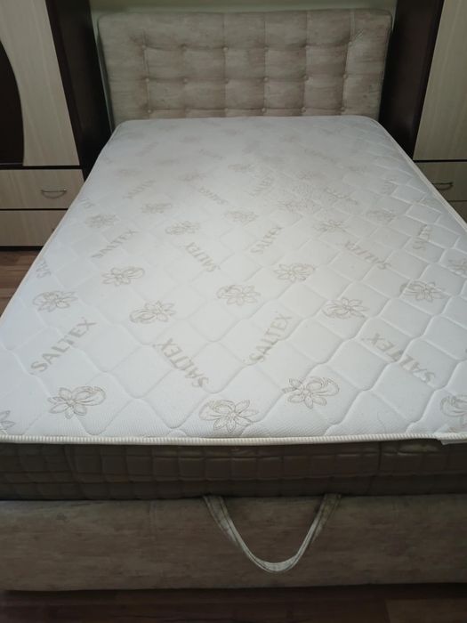 Pat de dormitor cu spațiu de depozitare