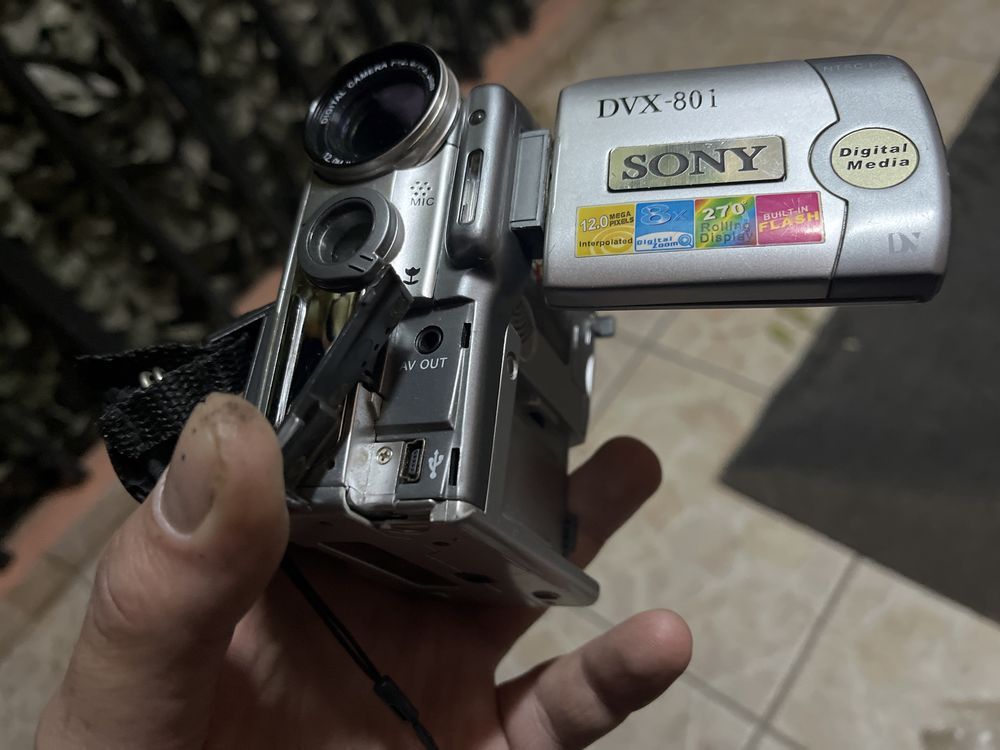 Camera video de mana Sony DVX-801 cu card SD, FARA BATERIE, stare buna