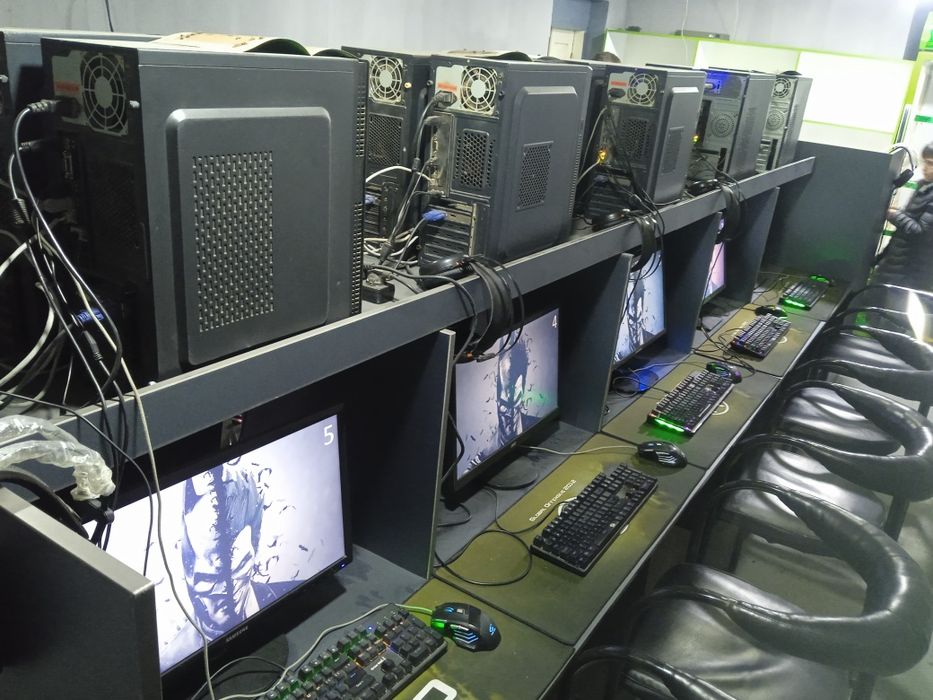 11 компьютеров вместе с мебелью и со стульями в рабочем состоянии клуб