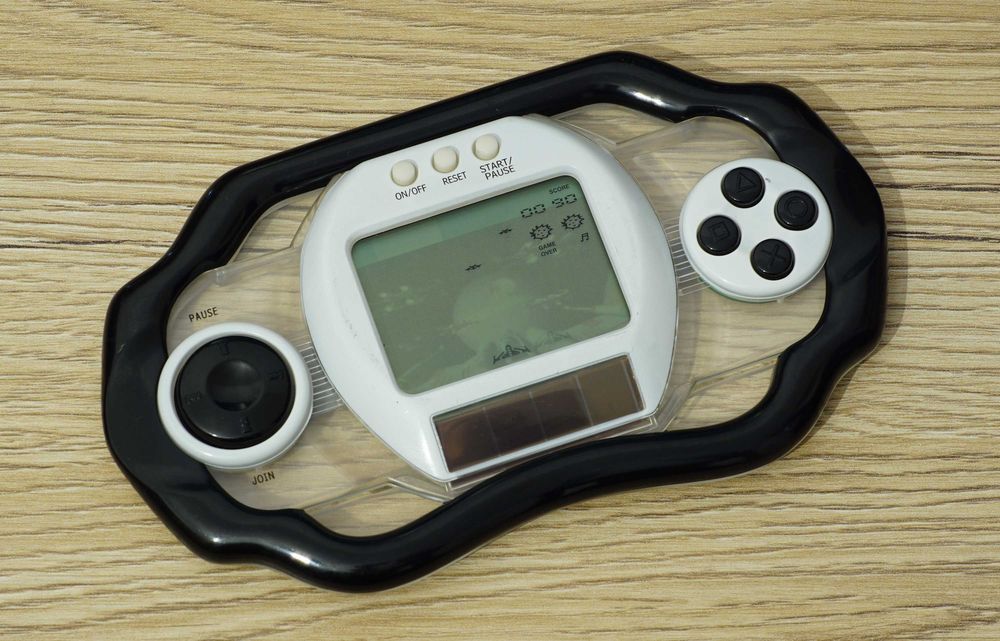 Consola portabila solara similara Nintendo Game & Watch