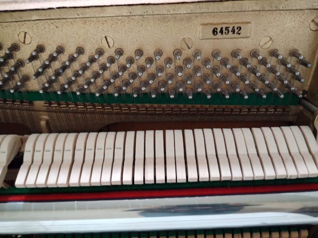 Pianina alba  Rosler, brand Petrof, cu garantie si acordaj.