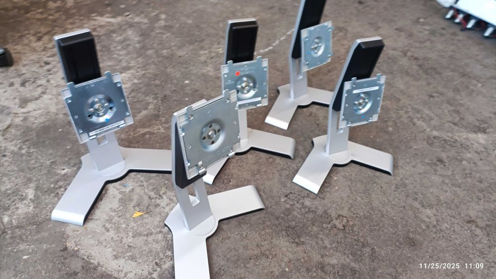 Продавам стойки за монитори DELL.