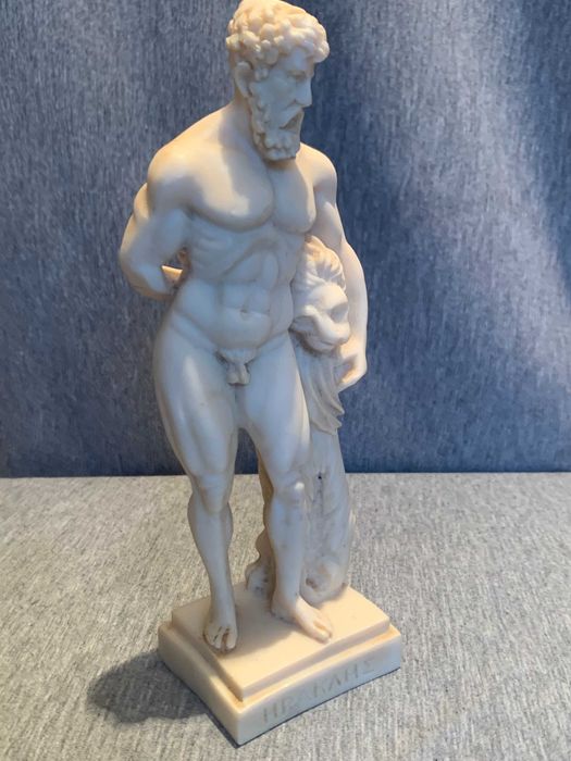 статуетка от алабастър Древногръцкият герой Херкулес и Нейският лъв
