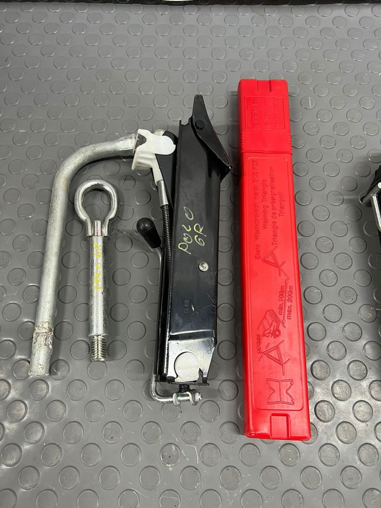 Set Triunghi+Cric+Cheie Roti+Carlig Vw Polo 6R