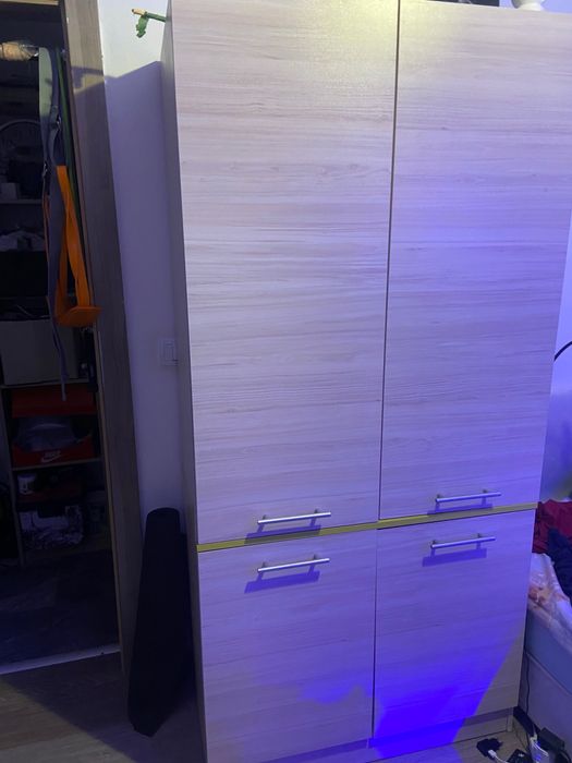 Двукрилен гардероб с двойна основа