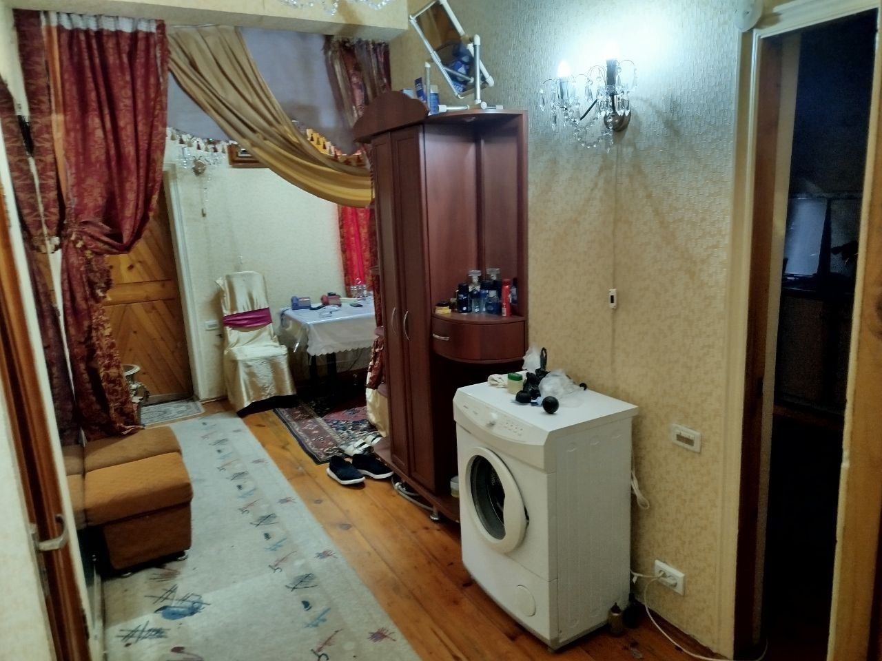 Продам дом- квартира на земле общей площадью 184 кв метров большой зал