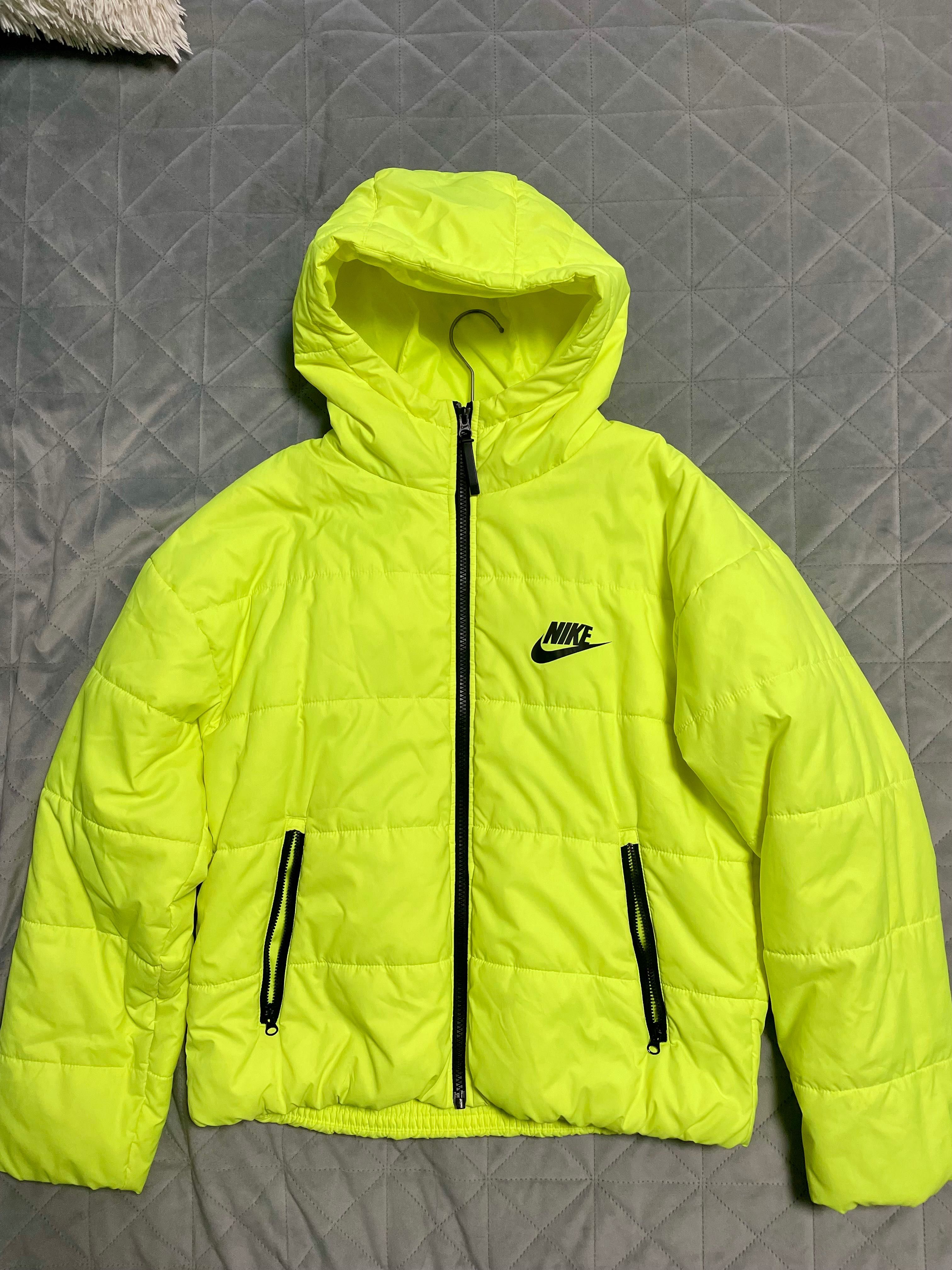 Дамско яке Nike S-размер