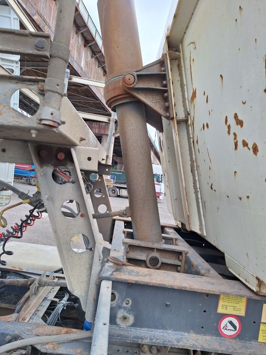 Vand 2 semiremorci marca Schmitz