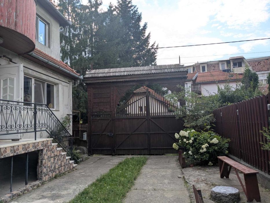 Casa cu etaj inchiriat