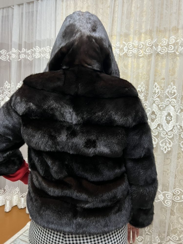 Продам норковую шубу. Цвет не крашенный свой родной.