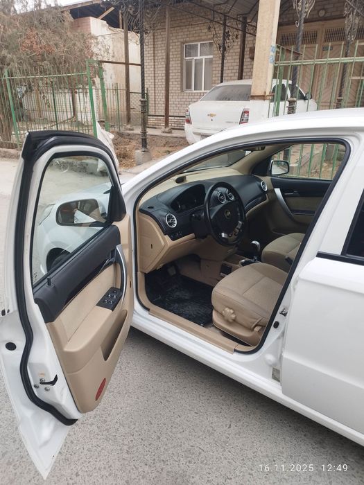 Nexia 3 автомат бежевый салон