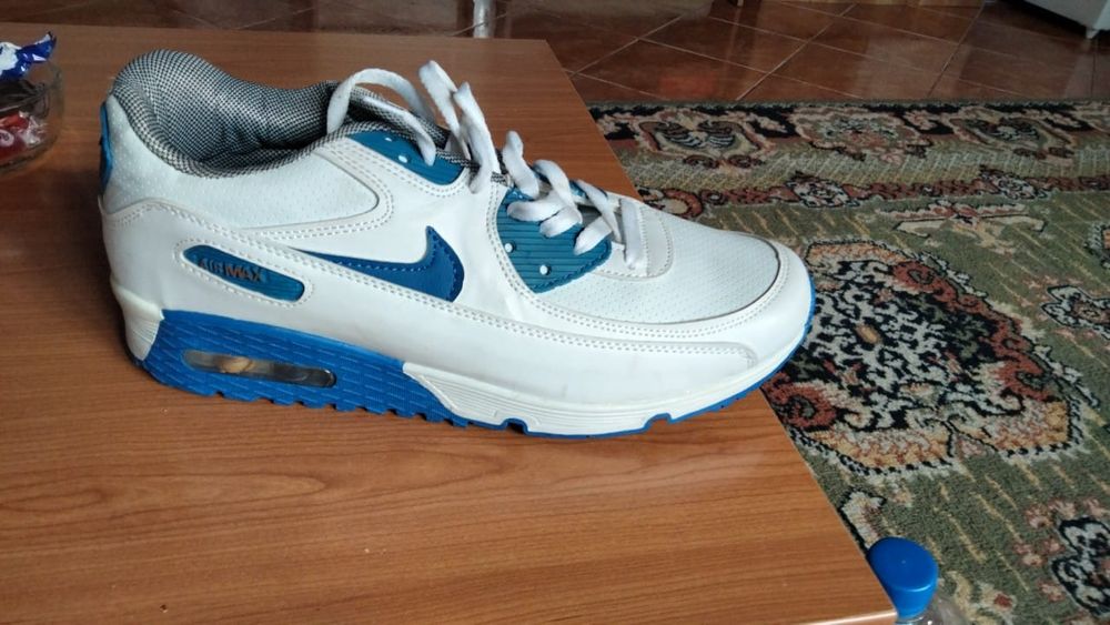 Adidași Nike nou nouți