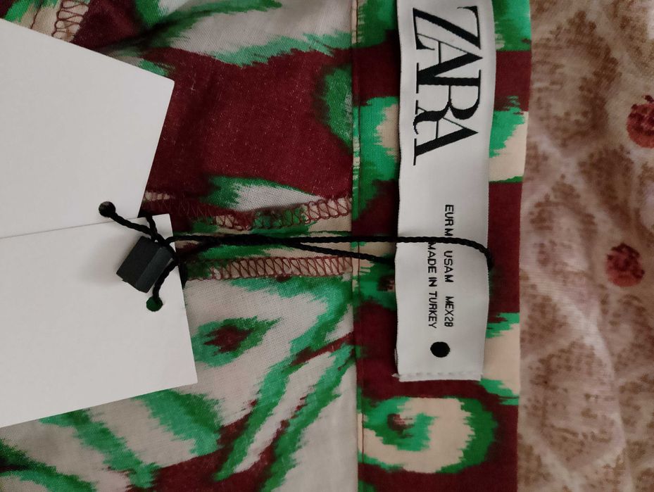 Vând pantaloni subțiri Zara.