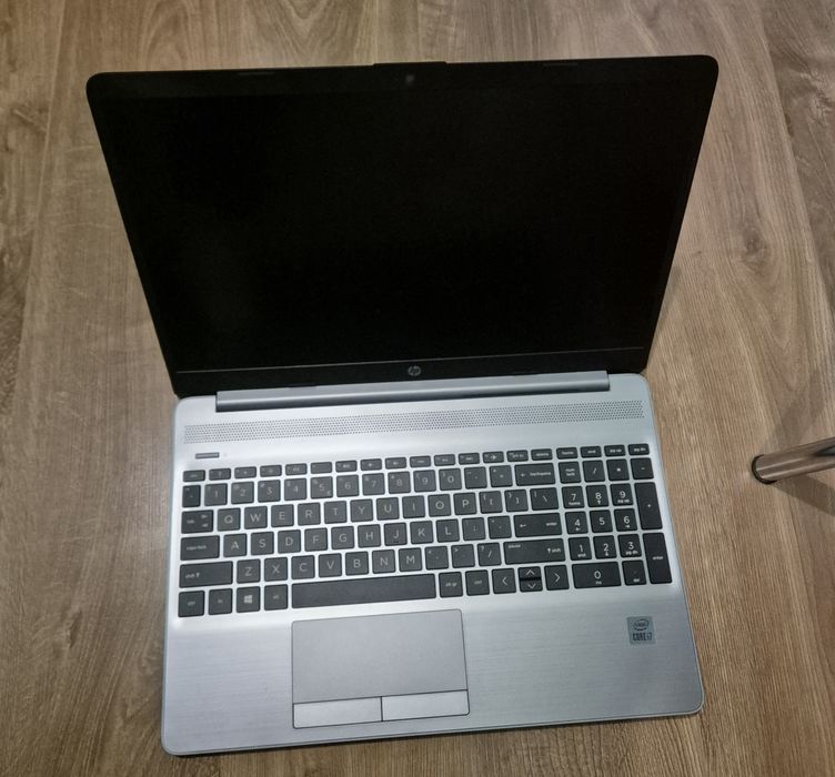 Vând Laptop HP 250 G8 cu procesor Intel Core i7-1065G7,8GB,512GB SSD