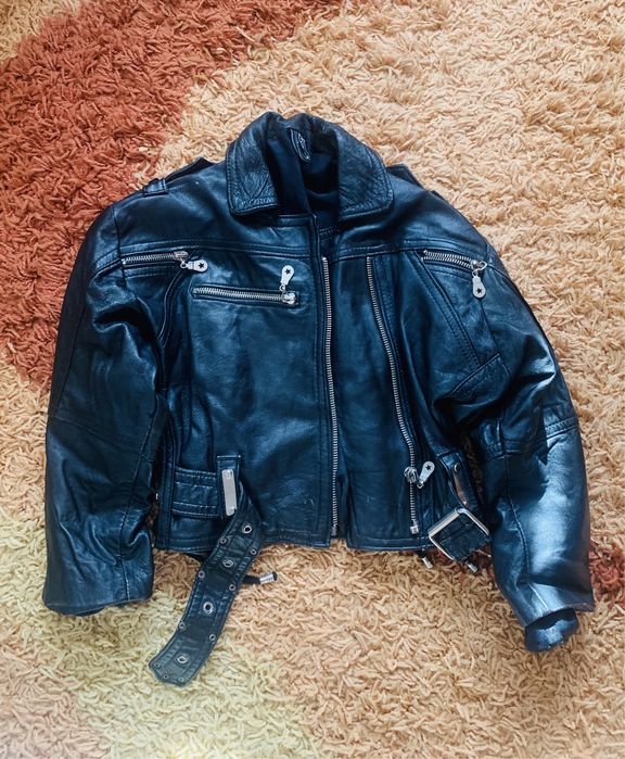 Vand hainute copii intre varsta 4-7 ani