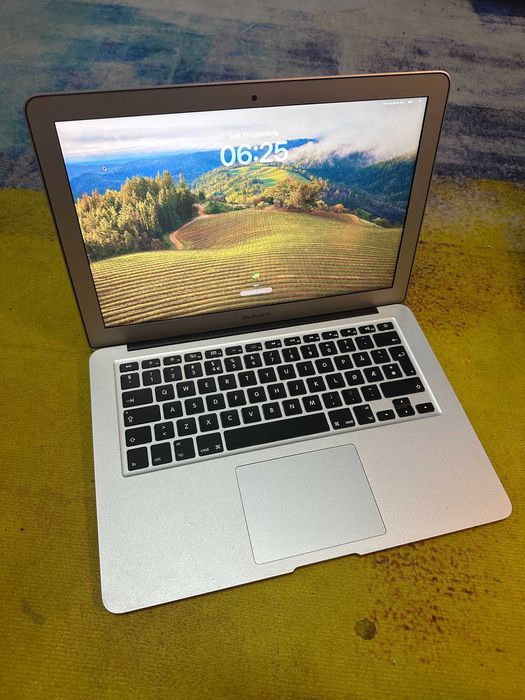Apple Macbook 2017, sonoma, 32 cicluri, i5 , 8 gb, ssd 256
