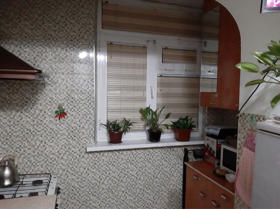 Срочно Продаётся 2 х комнатная квартира на 2 этаже в кирпичном доме .