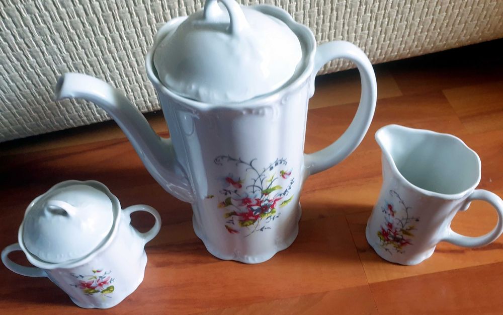 vand 2 supiere si 1 sevici de masa deosebite