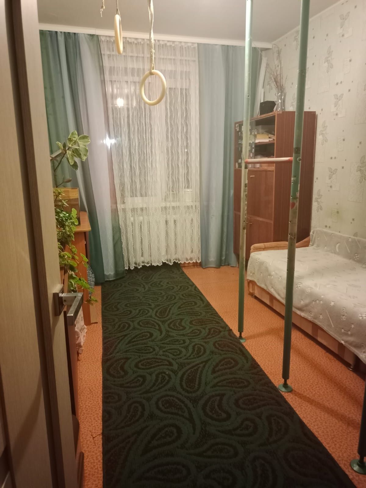 Продам 4 комнатную,хорошую, уютную квартиру. В центре города.