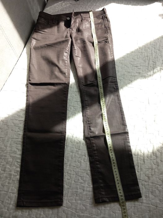 Blugi elastici lucioși marimea 40 damă