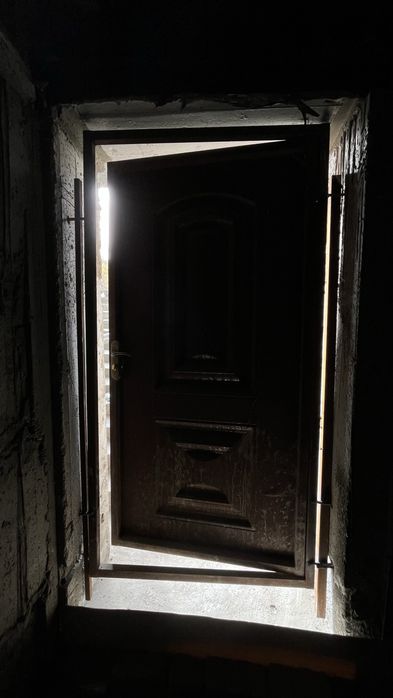 Eshik sotiladi. Xuddi shu eshikdan 4 ta bor. Holati yaxshi chirimagan