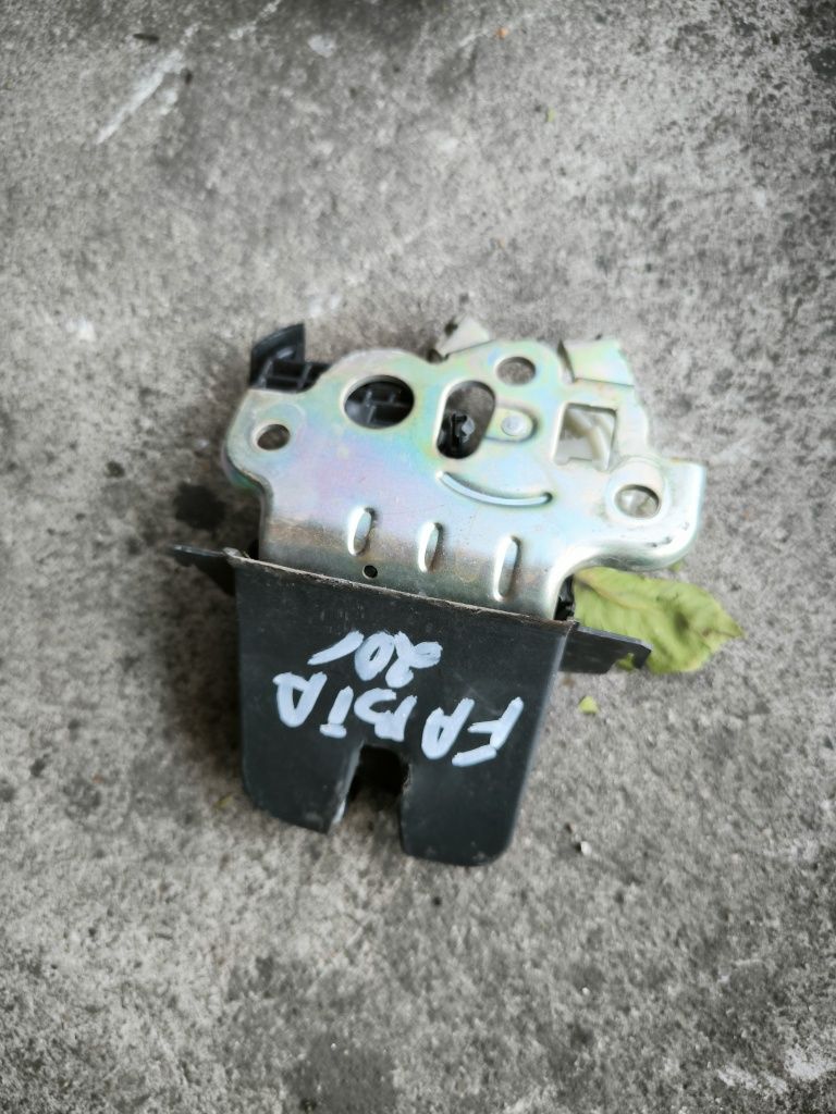 Брава за заден капак за Skoda Fabia III