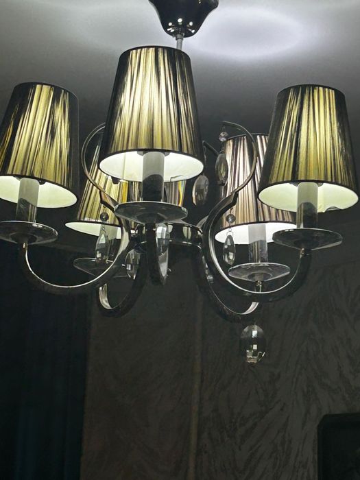 Продам люстру в хорошем состоянии. 10 000 тг в хорошем состоянии.