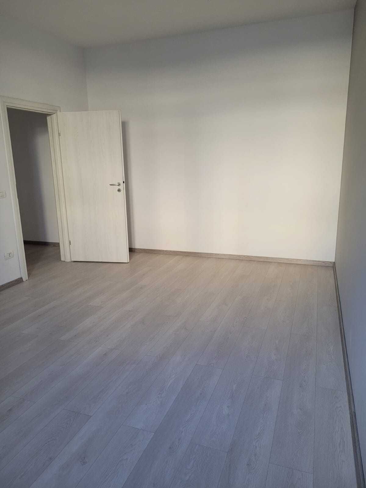 Vand apartament parter cu gradina