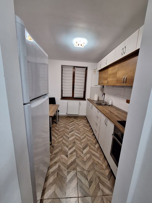 Închiriez apartament cu 2 camere