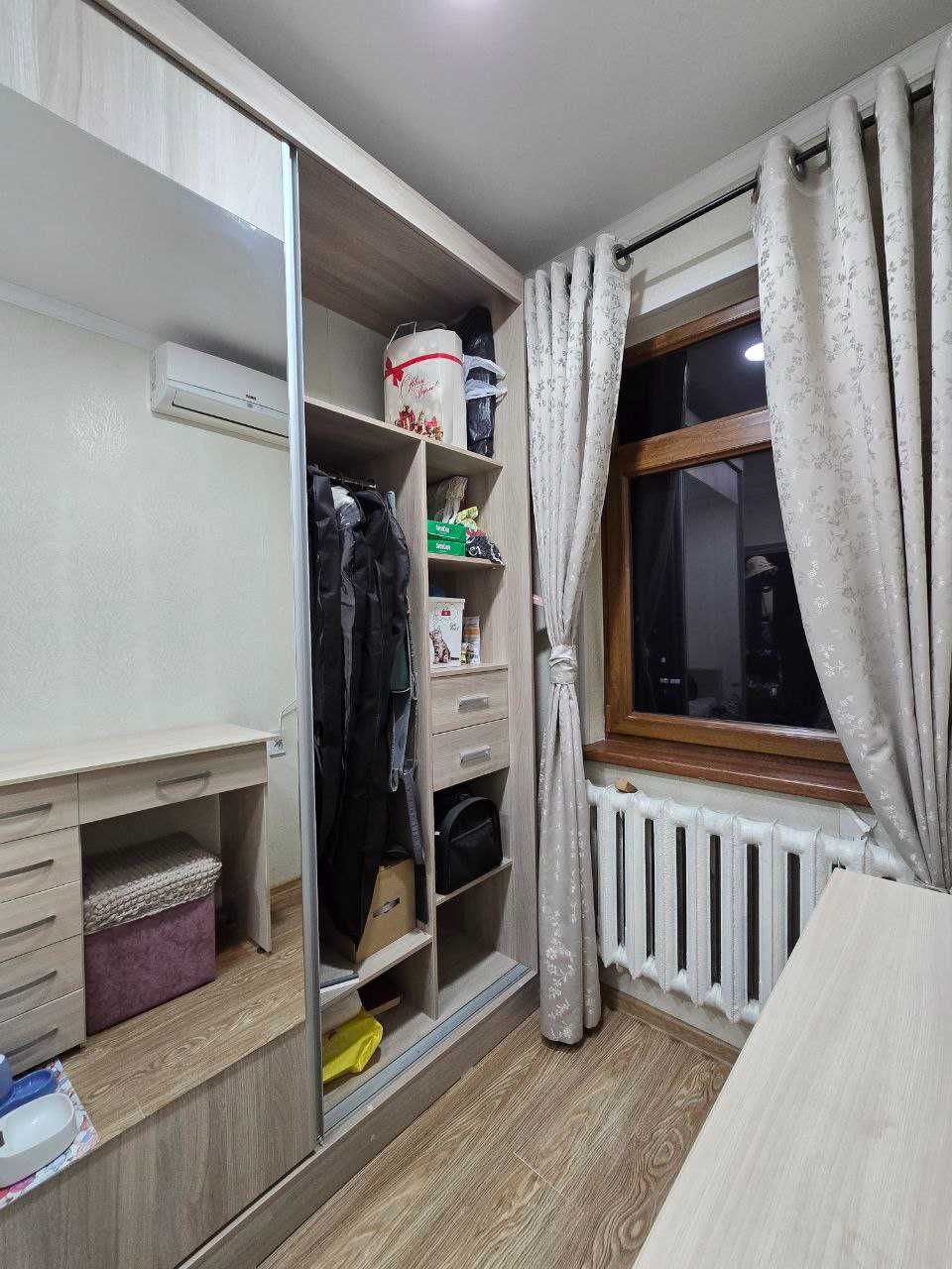 Комплект мебели - кровать, стол, шифоньер
