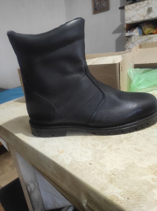Продавам мъжки зимни обувки.