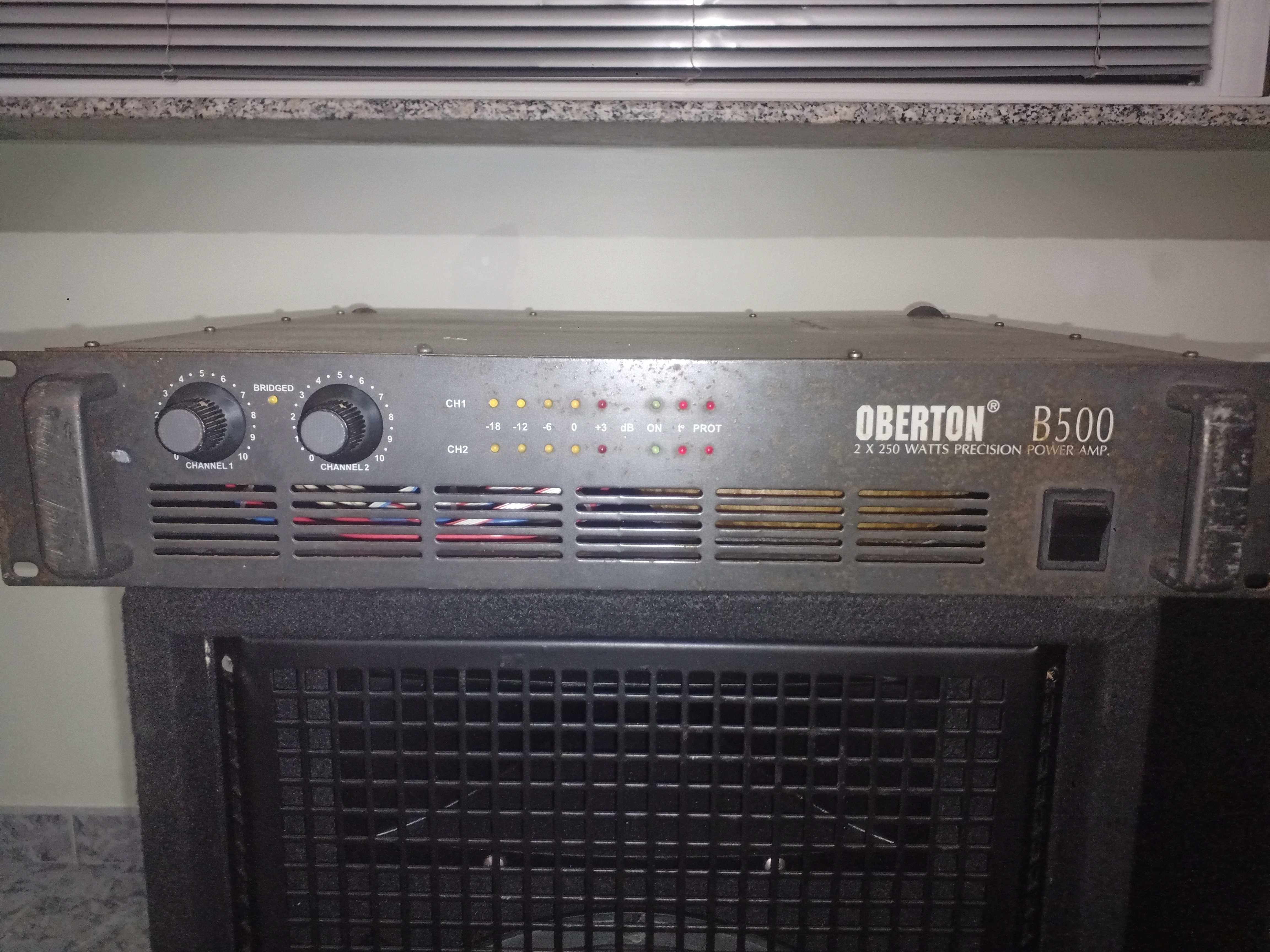 Крайното стъпалото Oberton B500 2x250W и тонколони.