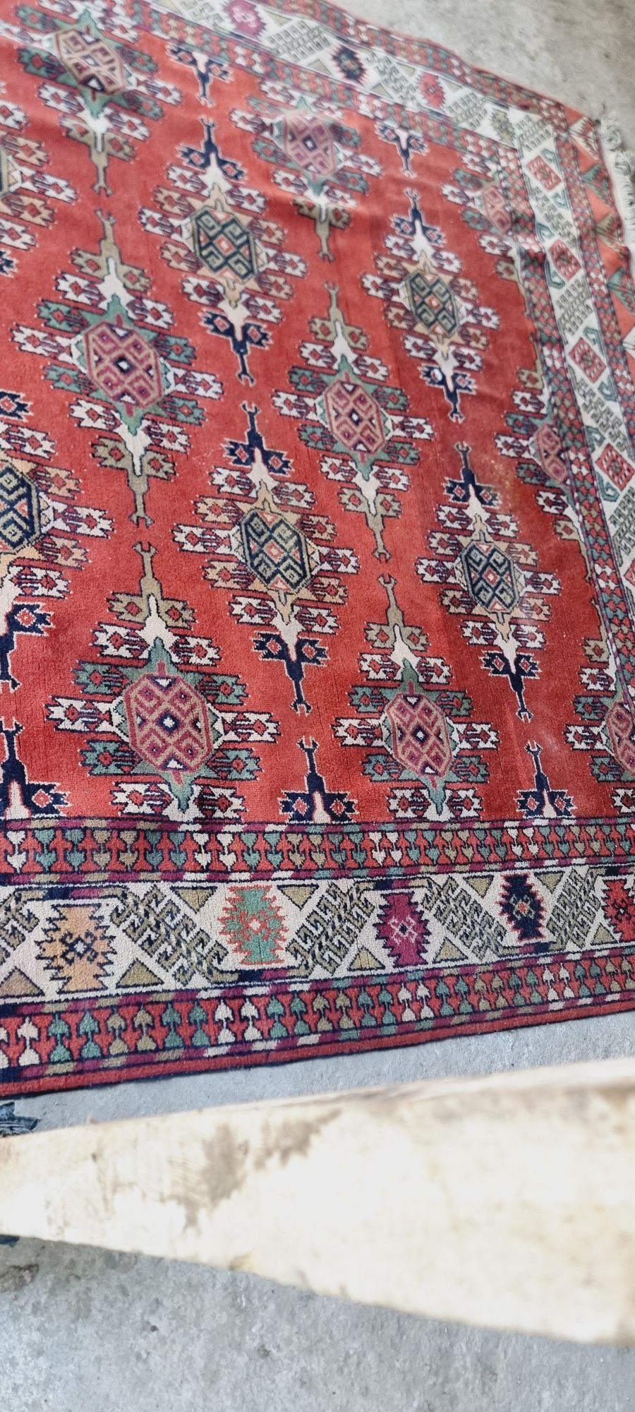 Gilam qolda tikilgan