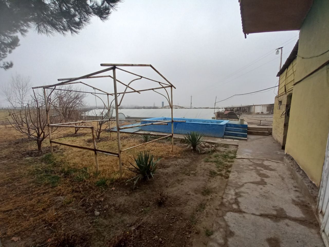 Нотурар бино сотилади