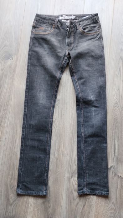 Vând blugi
Ba basic maro 38/28
New Sky 31 gri închis 
Skinny & denim g