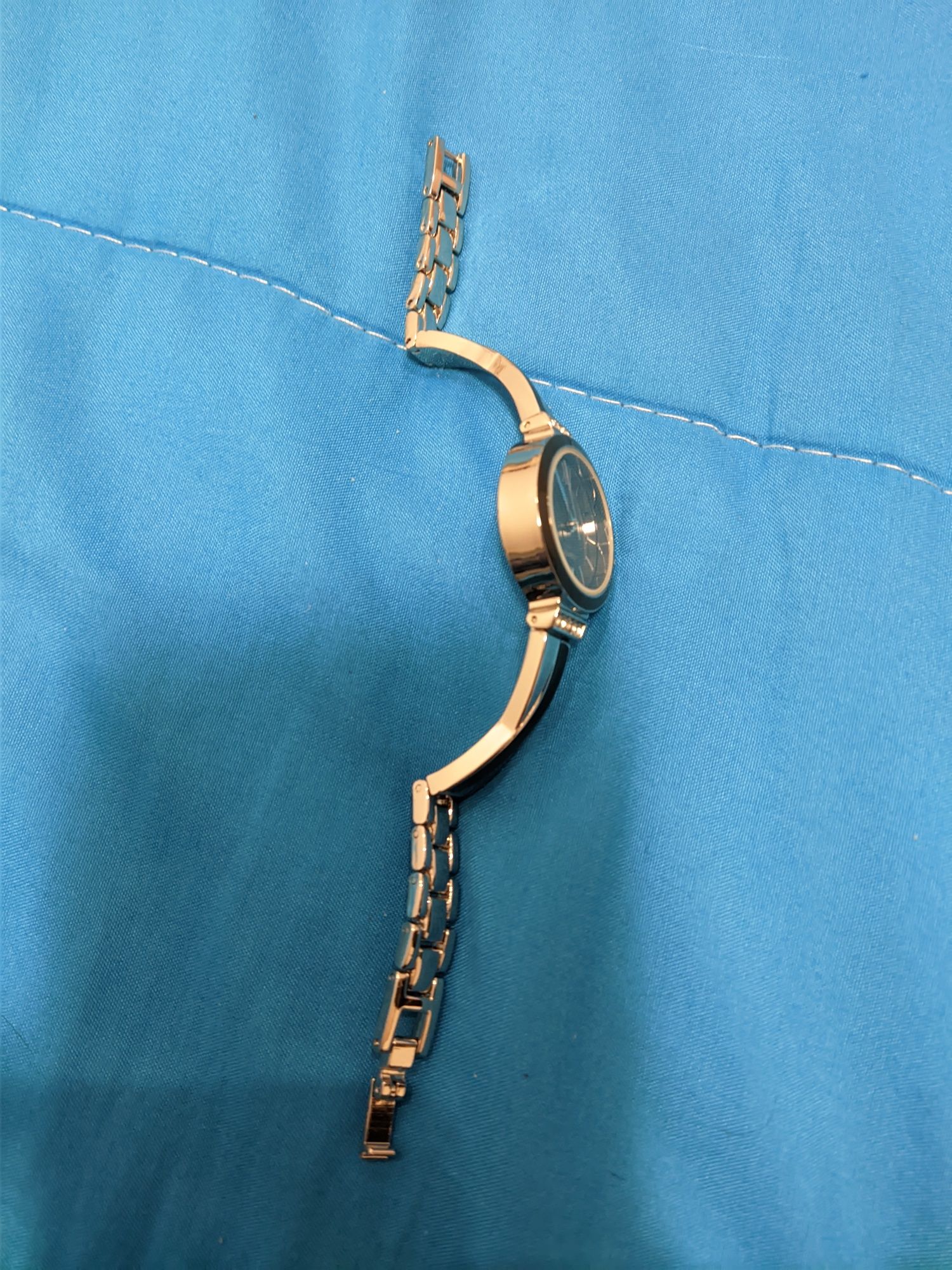Дамски часовник с метална верижка