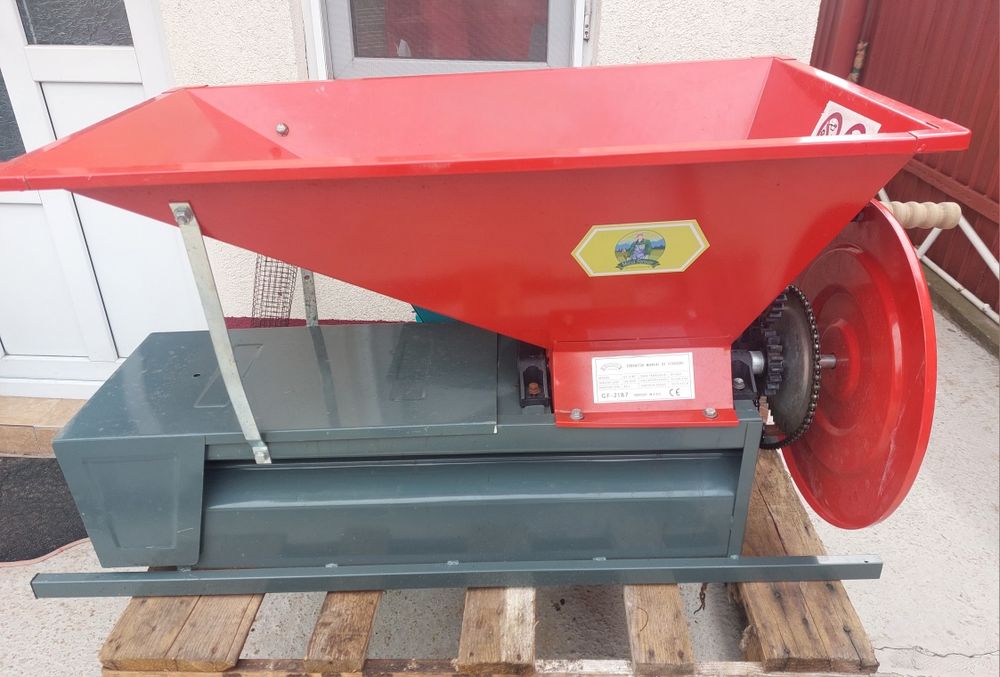 Vând zdrobitor-deschiorcinator struguri