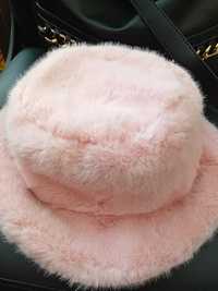 Пухкава дамска шапка в бледо розово