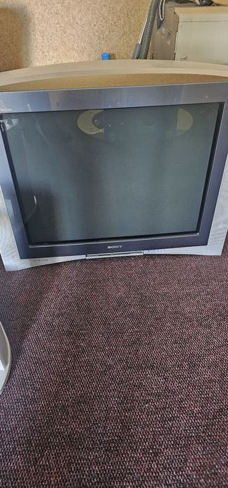 Телевизор Sony. Кинескопный. Большой тяжёлый.с подставкой