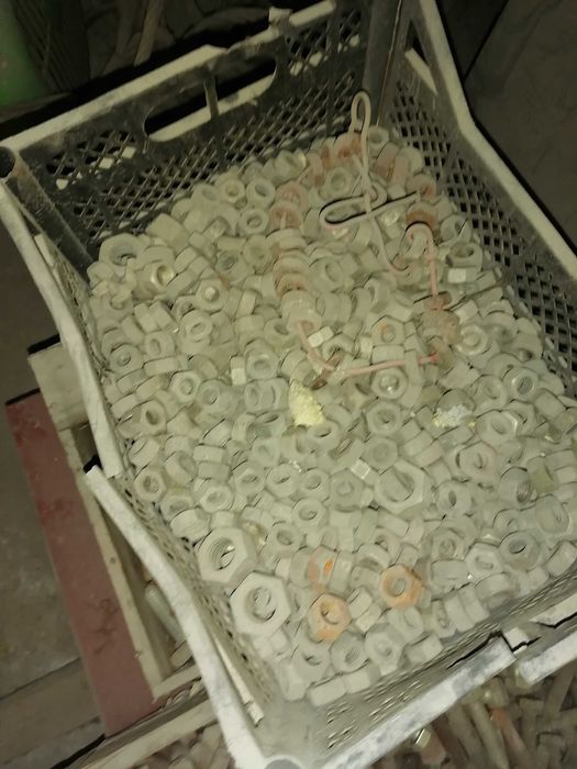 Vând șuruburi și piulițe zincate