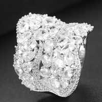 Vând inel dama nou modern culoare argintiu model cu pietre