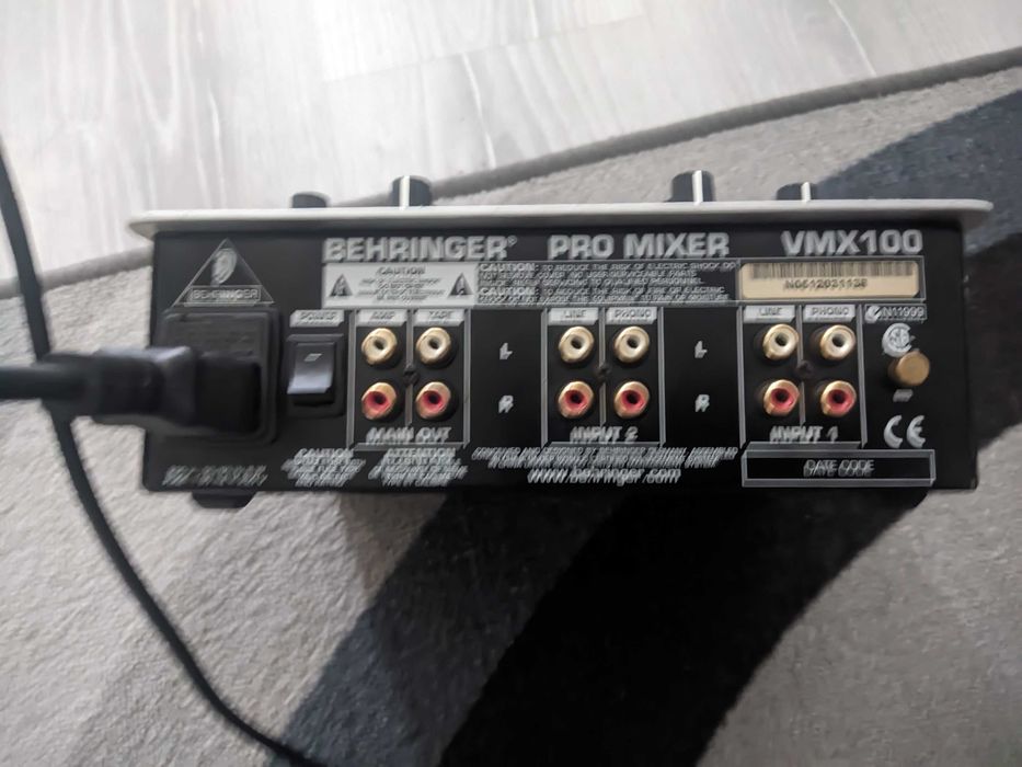 Behringer VMX100 mixer