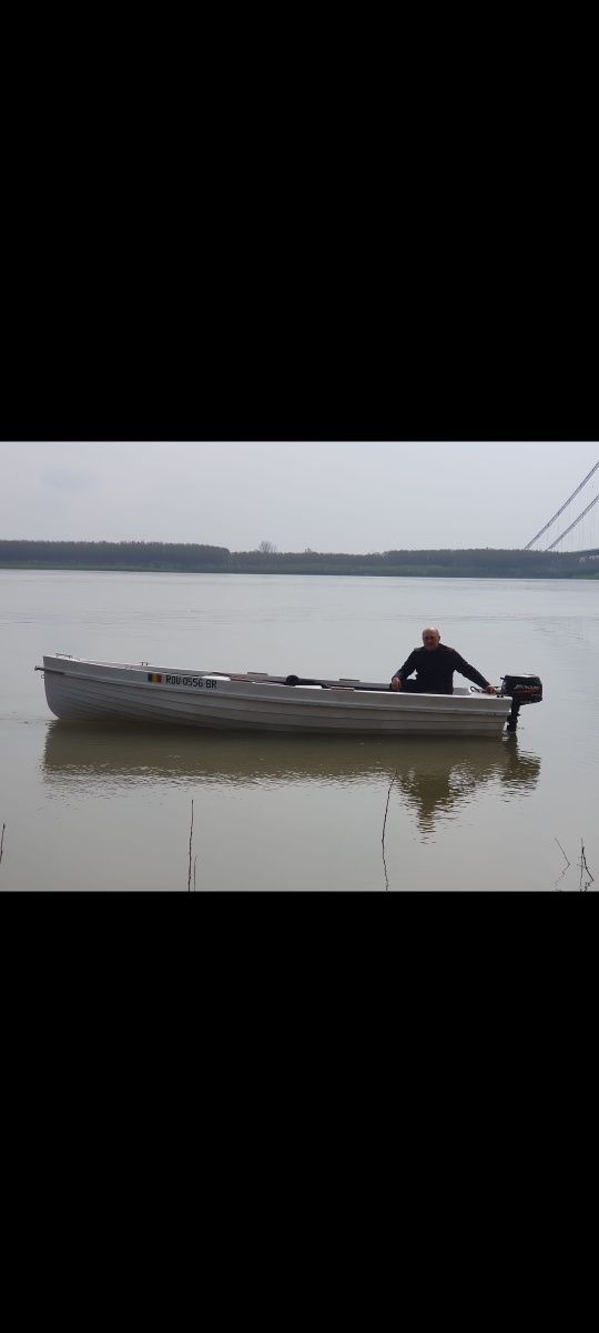 Vand barca 5m cu motor mercury 5cp