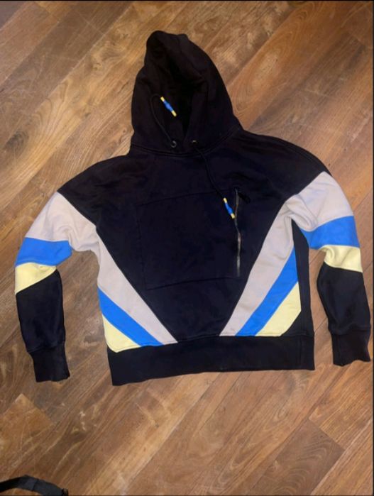 Тениска и суичър на луда