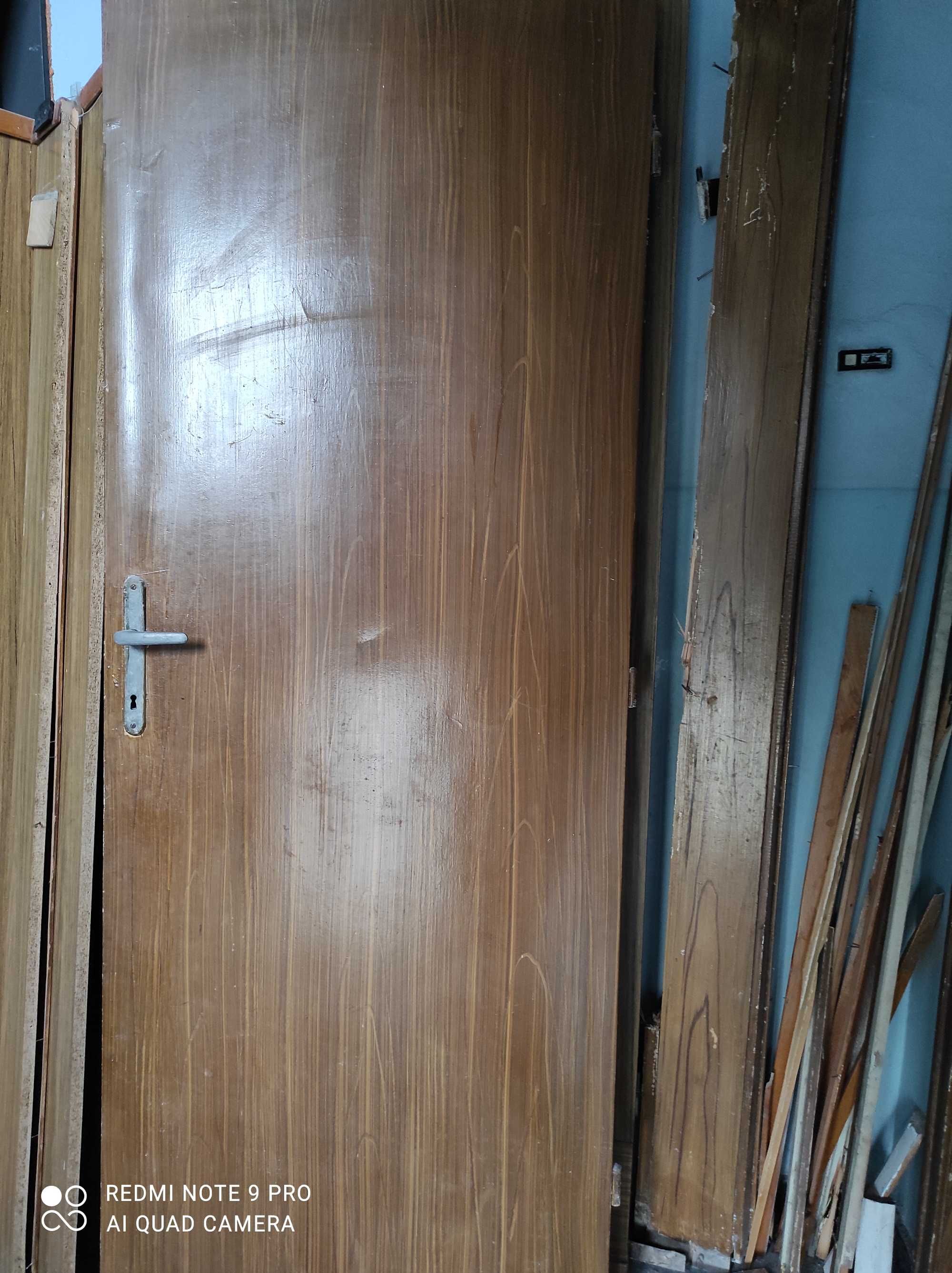 Продавам дървени врати с брави, без каси