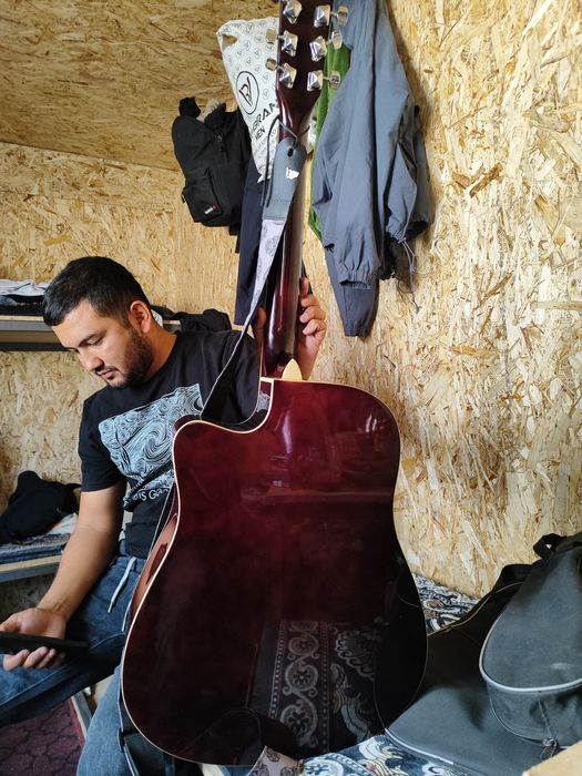 Gitara sotiladi xolati zur