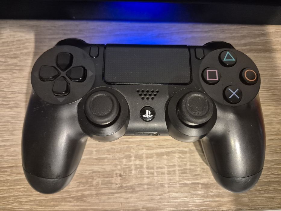 Ps4 Pro 1TB plus o maneta si un joc