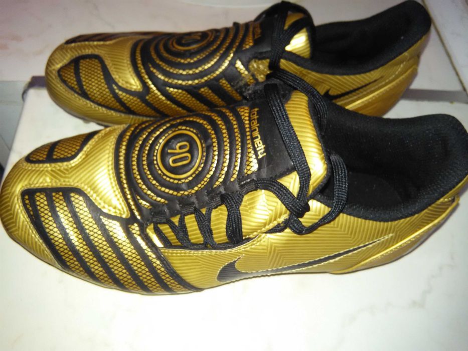 Спортни футболни обувки Найк Nike total 90